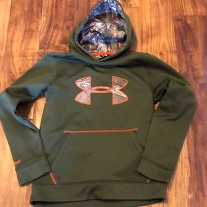 Boys Under Armour sweatshirt side medium